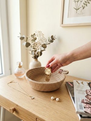 beżowa podstwka ze sznurka na biżuterię klucze