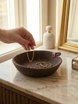 brązowa podstawka na biżuterię ze sznurka PB01